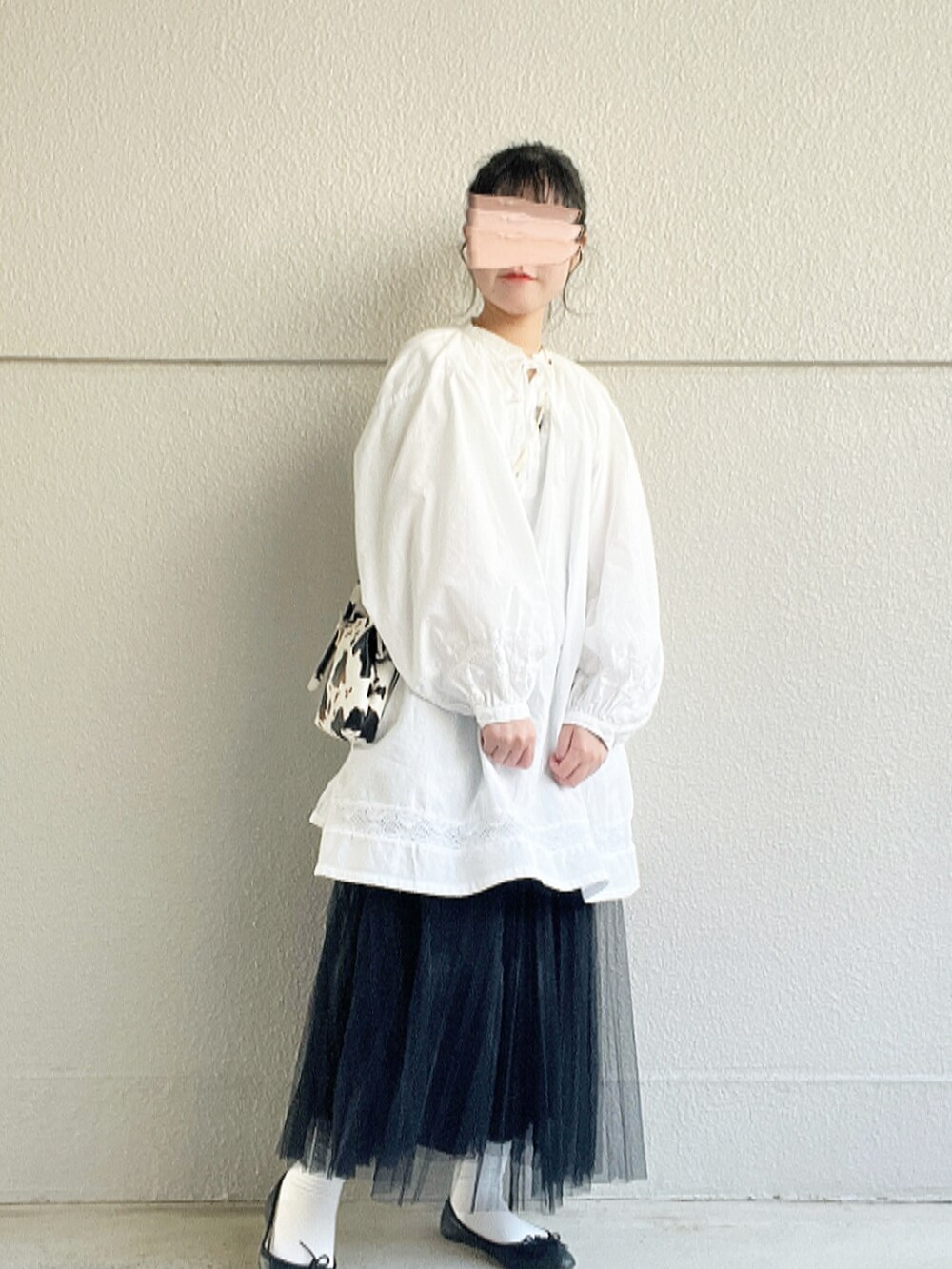 ホワイト系のシャツ/ブラウス、ブラック系のスカート、その他のショルダーバッグを着用したレディースの冬コーディネートの2枚目の写真