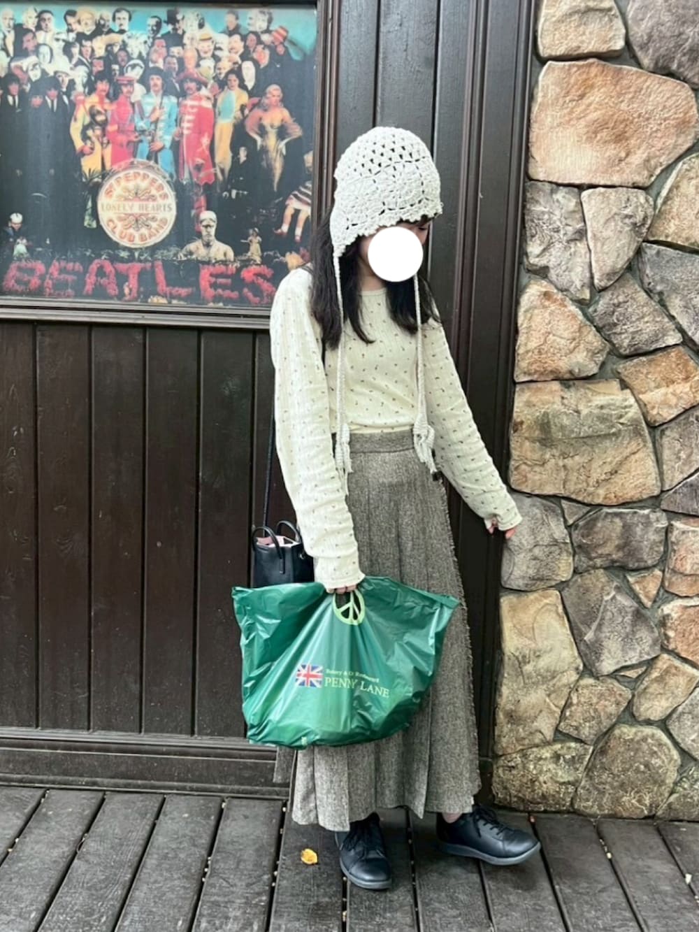 ピンク系のカーディガン/ボレロ、ベージュ系のTシャツ/カットソー、ブラウン系のスカートを着用したレディースの秋コーディネートの4枚目の写真