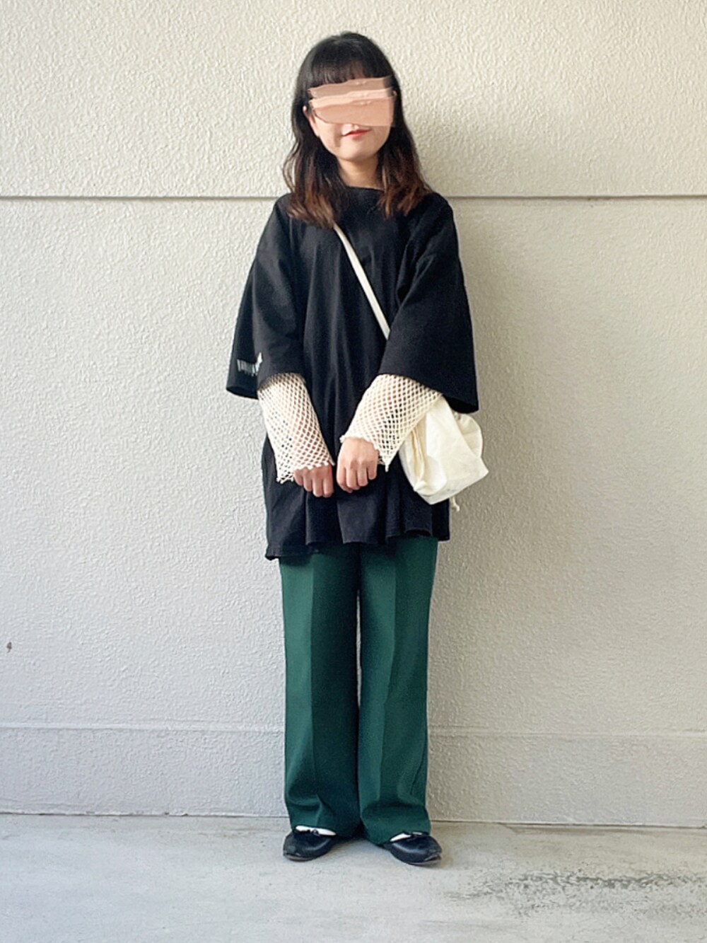 ブラック系のTシャツ/カットソー、ホワイト系のTシャツ/カットソー、グリーン系のスラックスを着用したレディースの冬コーディネートの2枚目の写真