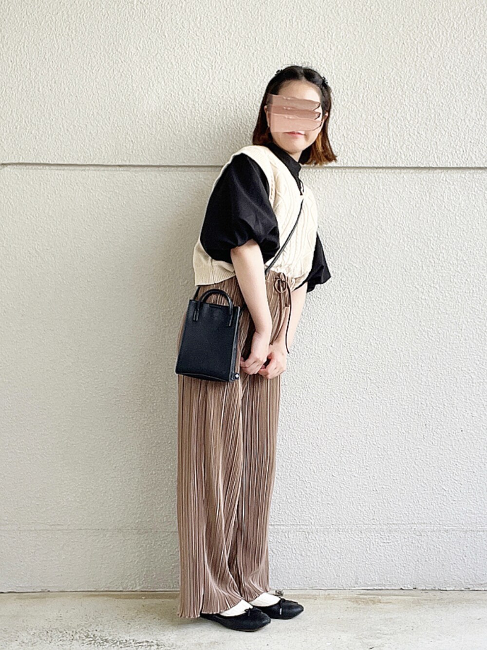 ブラック系のシャツ/ブラウス、ベージュ系のベスト、ブラウン系のその他パンツを着用したレディースの秋コーディネートの3枚目の写真