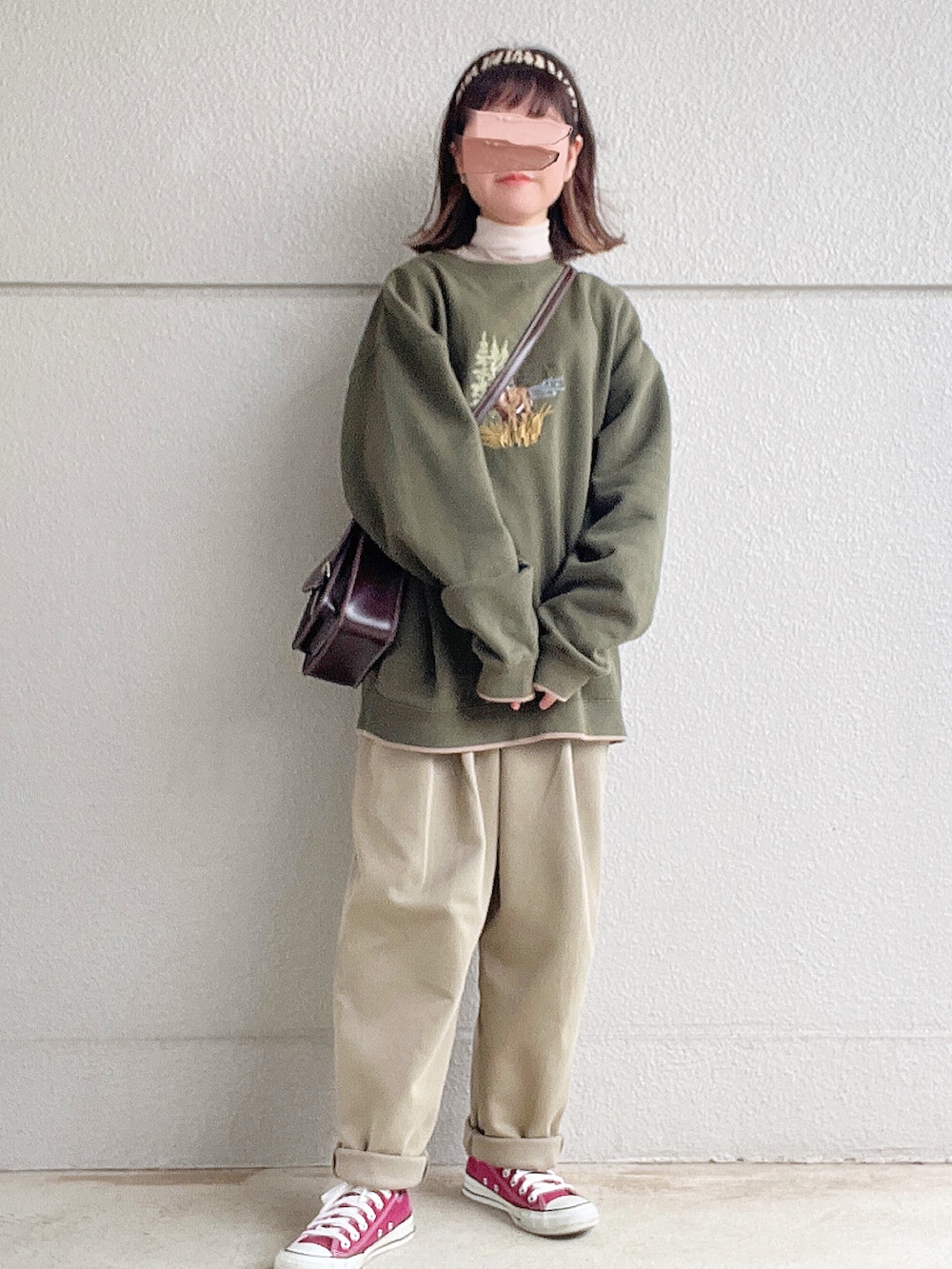 グリーン系のスウェット、ホワイト系のTシャツ/カットソー、グリーン系のその他パンツを着用したレディースの冬コーディネートの3枚目の写真