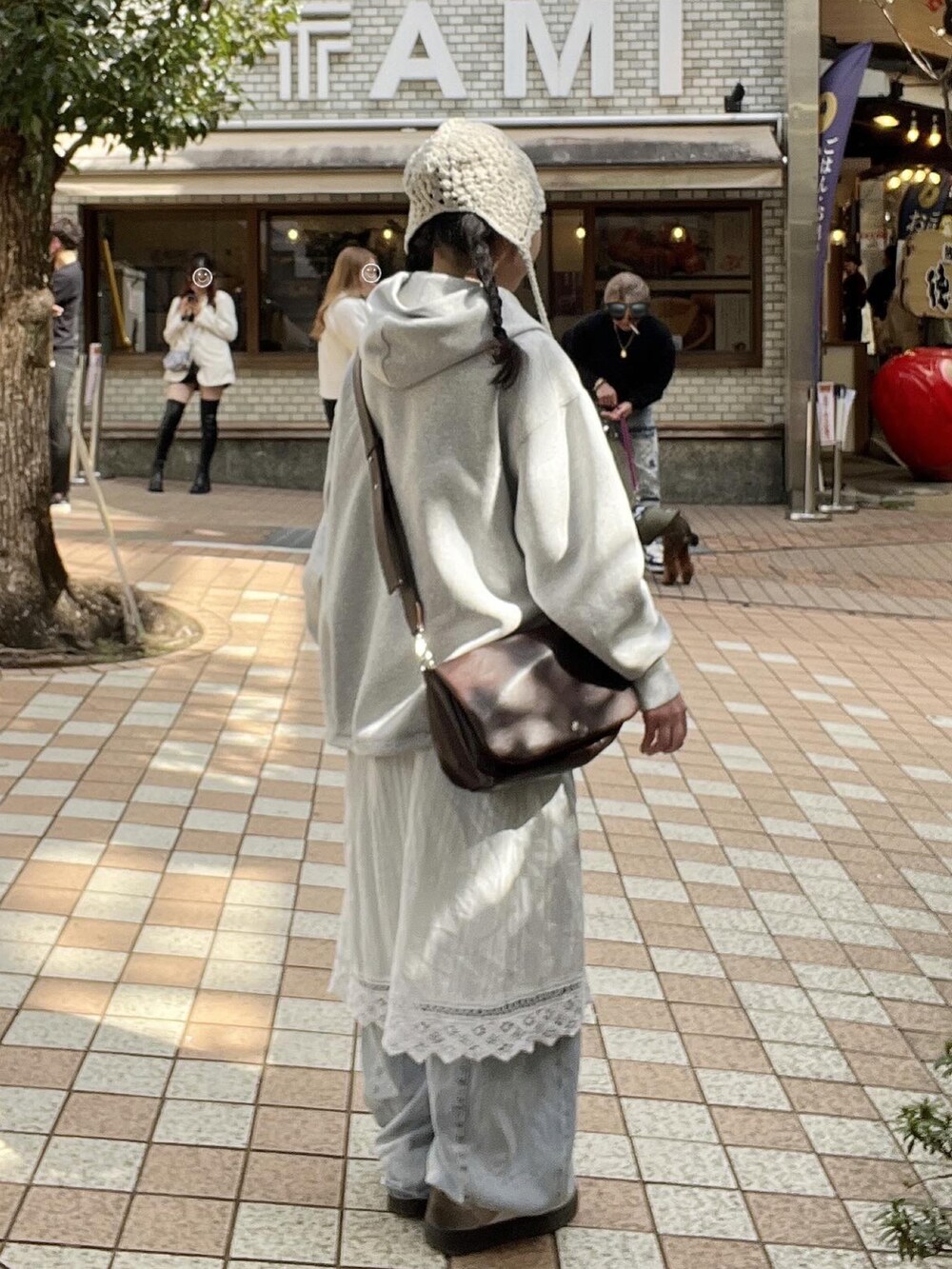 グレー系のパーカー、グレー系のTシャツ/カットソー、ホワイト系のスカートを着用したレディースの夏コーディネートの4枚目の写真