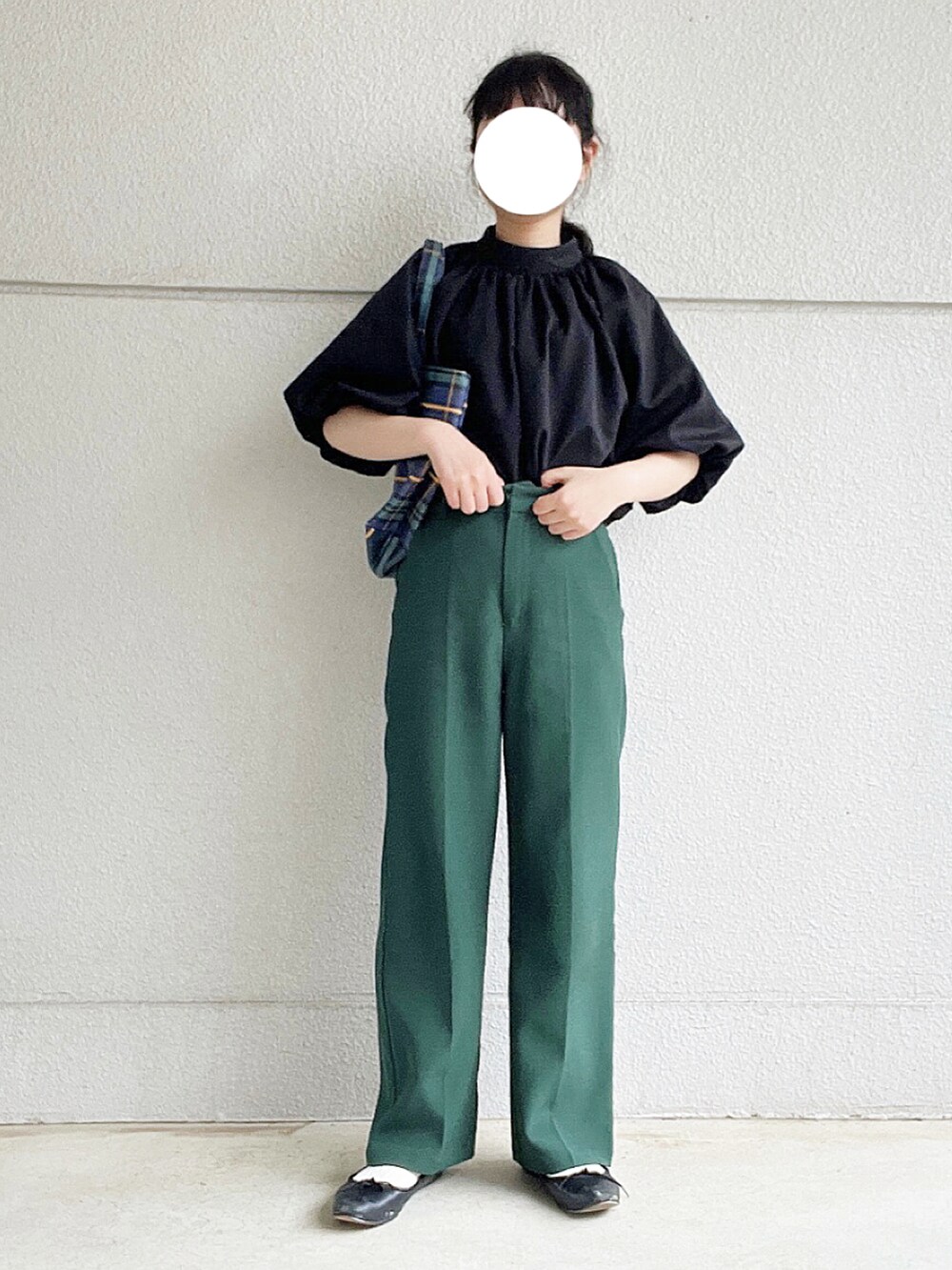 ブラック系のシャツ/ブラウス、グリーン系のスラックス、ブラック系のバレエシューズを着用したレディースの夏コーディネートの2枚目の写真