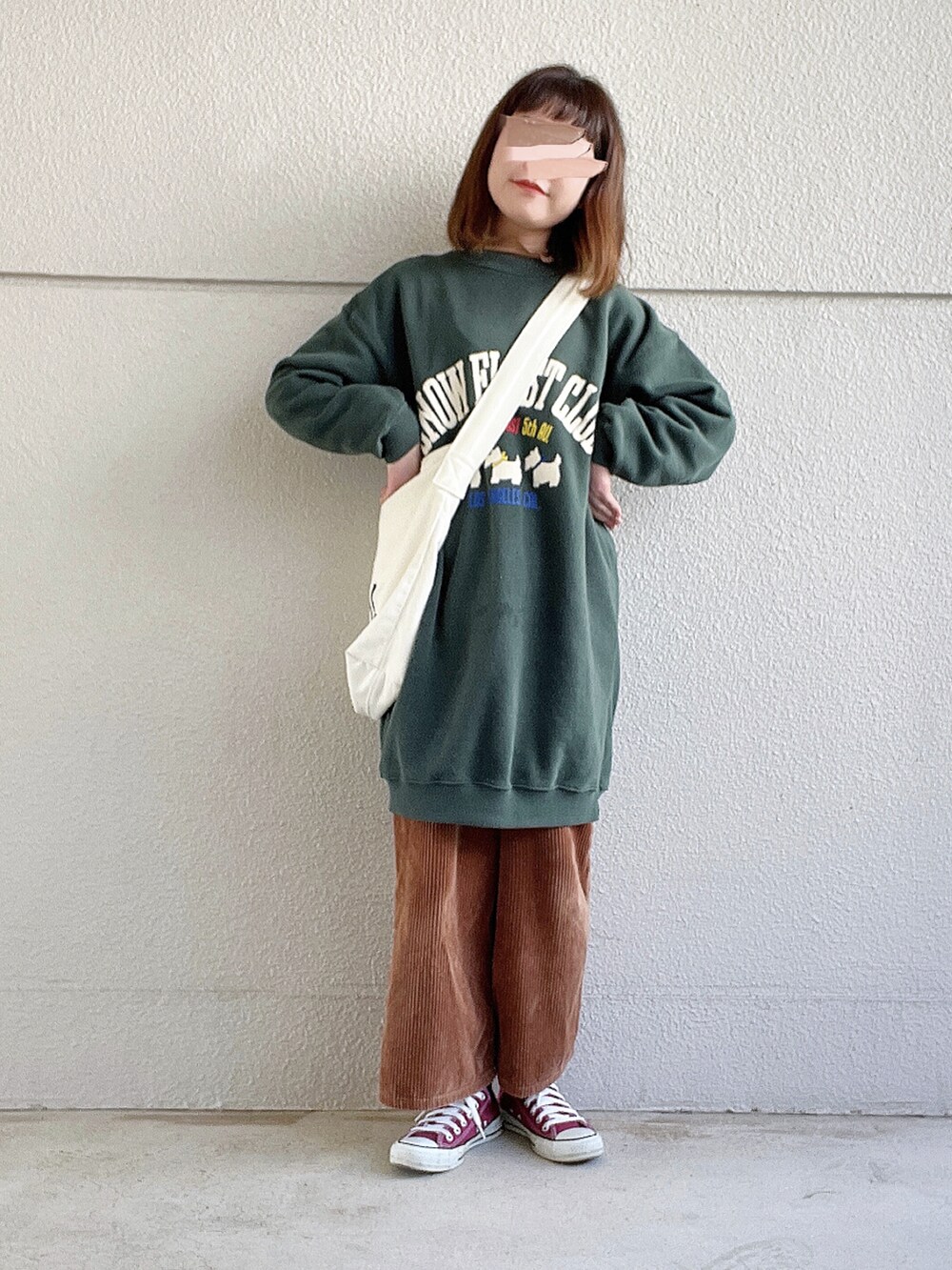 ブラウン系のTシャツ/カットソー、ブラウン系のその他パンツ、ホワイト系のショルダーバッグを着用したレディースの冬コーディネートの2枚目の写真