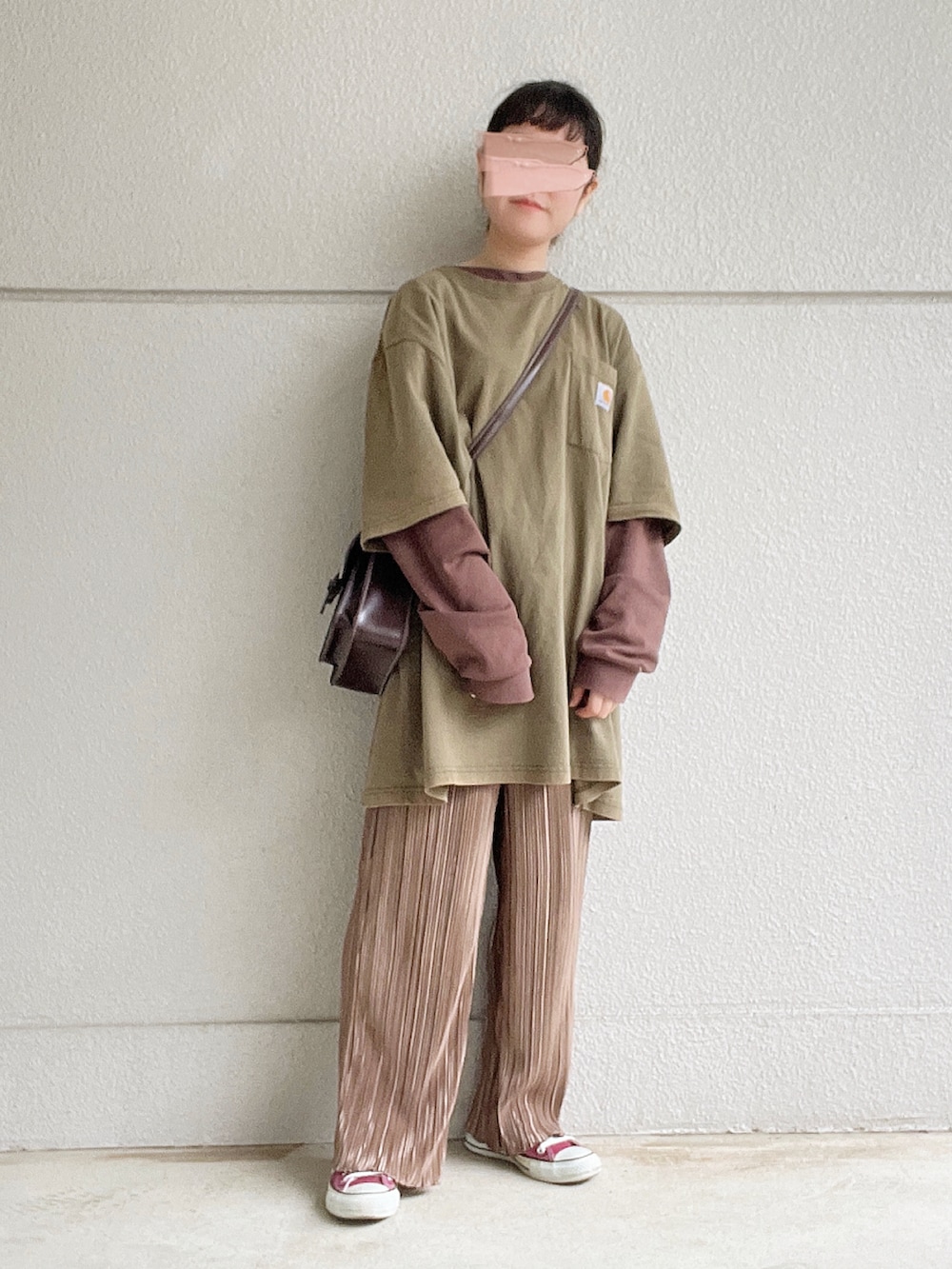 グリーン系のTシャツ/カットソー、ブラウン系のTシャツ/カットソー、ブラウン系のその他パンツを着用したレディースの冬コーディネートの2枚目の写真