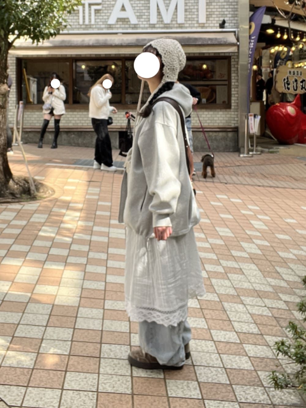 グレー系のパーカー、グレー系のTシャツ/カットソー、ホワイト系のスカートを着用したレディースの夏コーディネートの3枚目の写真