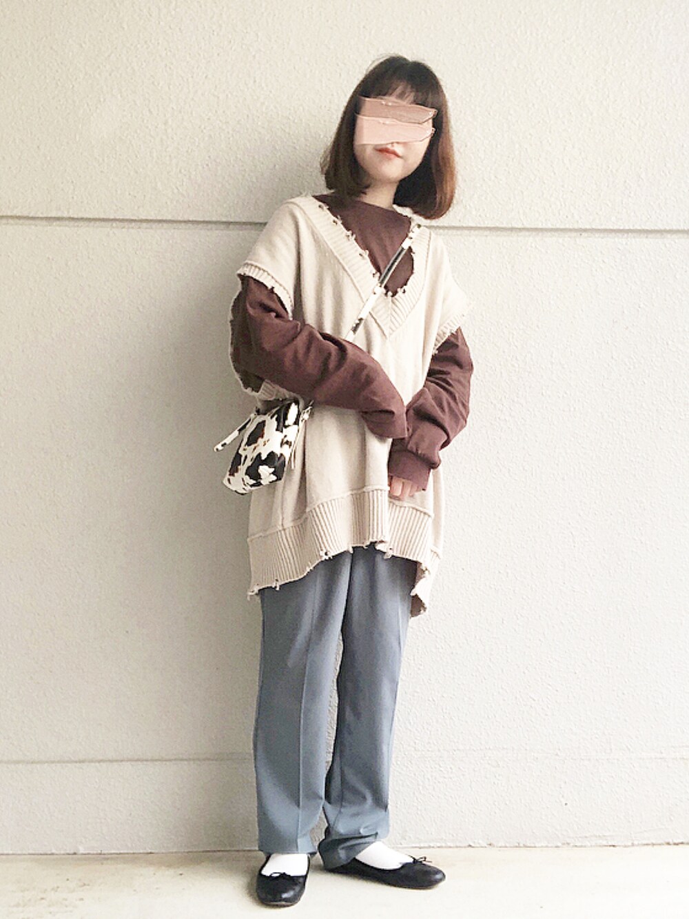 ブラウン系のTシャツ/カットソー、ベージュ系のベスト、ブルー系のその他パンツを着用したレディースの冬コーディネートの2枚目の写真