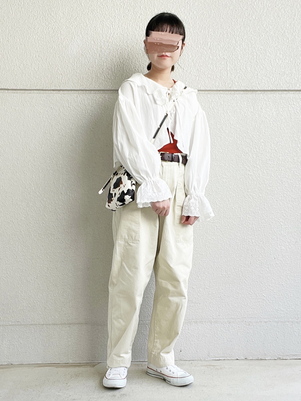 ホワイト系のカーディガン/ボレロ、オレンジ系のタンクトップ、ベージュ系のその他パンツを着用したレディースの春コーディネートの2枚目の写真