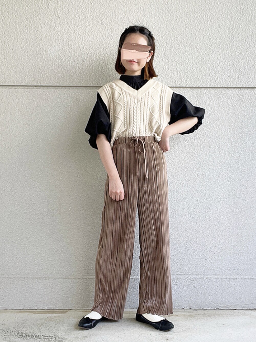 ブラック系のシャツ/ブラウス、ベージュ系のベスト、ブラウン系のその他パンツを着用したレディースの秋コーディネートの2枚目の写真