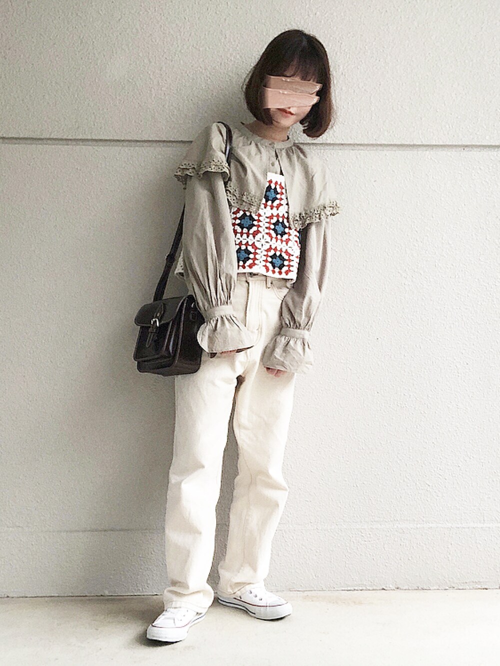 グリーン系のシャツ/ブラウス、ホワイト系のニット/セーター、ホワイト系のデニムパンツを着用したレディースの秋コーディネートの2枚目の写真