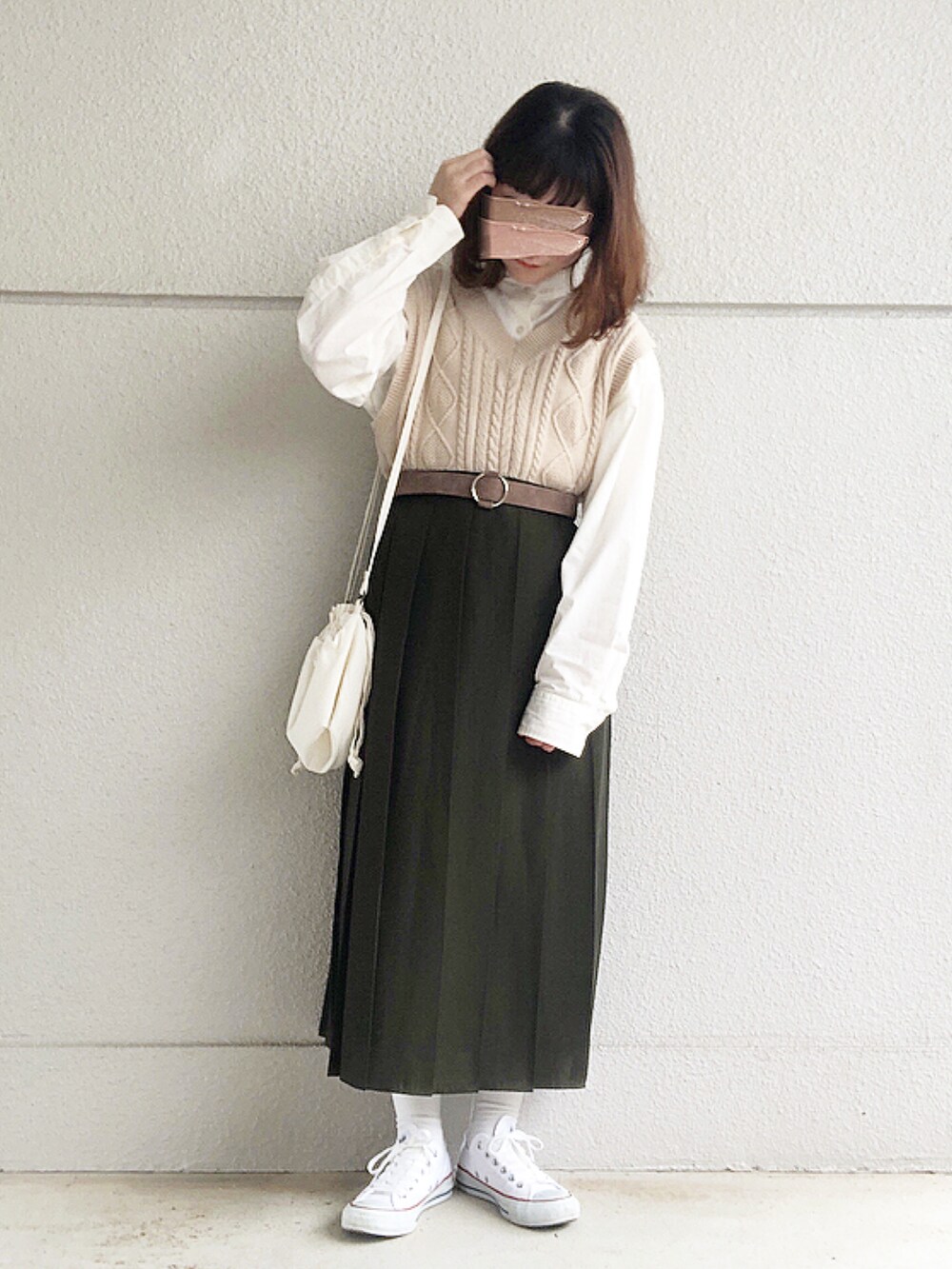ホワイト系のシャツ/ブラウス、ベージュ系のベスト、グリーン系のスカートを着用したレディースの冬コーディネートの2枚目の写真