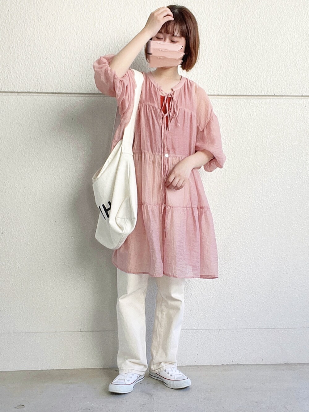 ピンク系のシャツ/ブラウス、オレンジ系のタンクトップ、ホワイト系のデニムパンツを着用したレディースの夏コーディネートの2枚目の写真