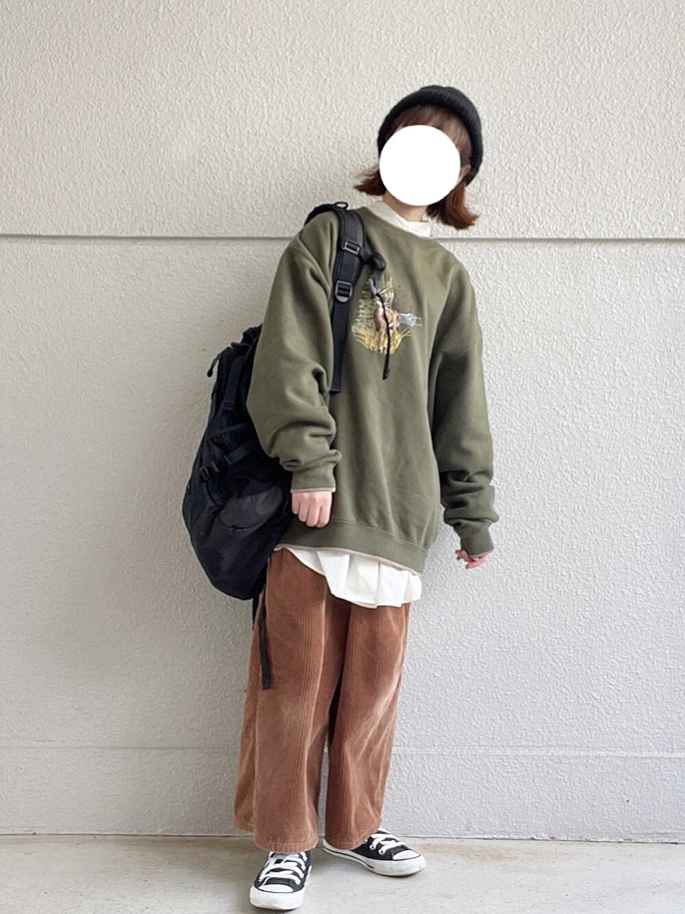 グリーン系のスウェット、ホワイト系のシャツ/ブラウス、ブラウン系のその他パンツを着用したレディースの春コーディネートの2枚目の写真