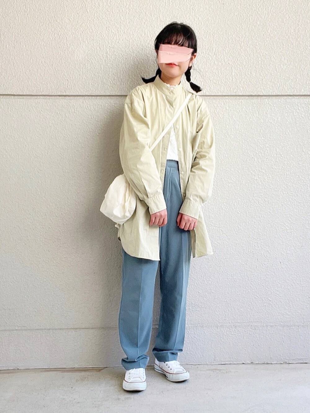 グリーン系のシャツ/ブラウス、ブルー系のその他パンツ、ホワイト系のスニーカーを着用したレディースの春コーディネートの2枚目の写真