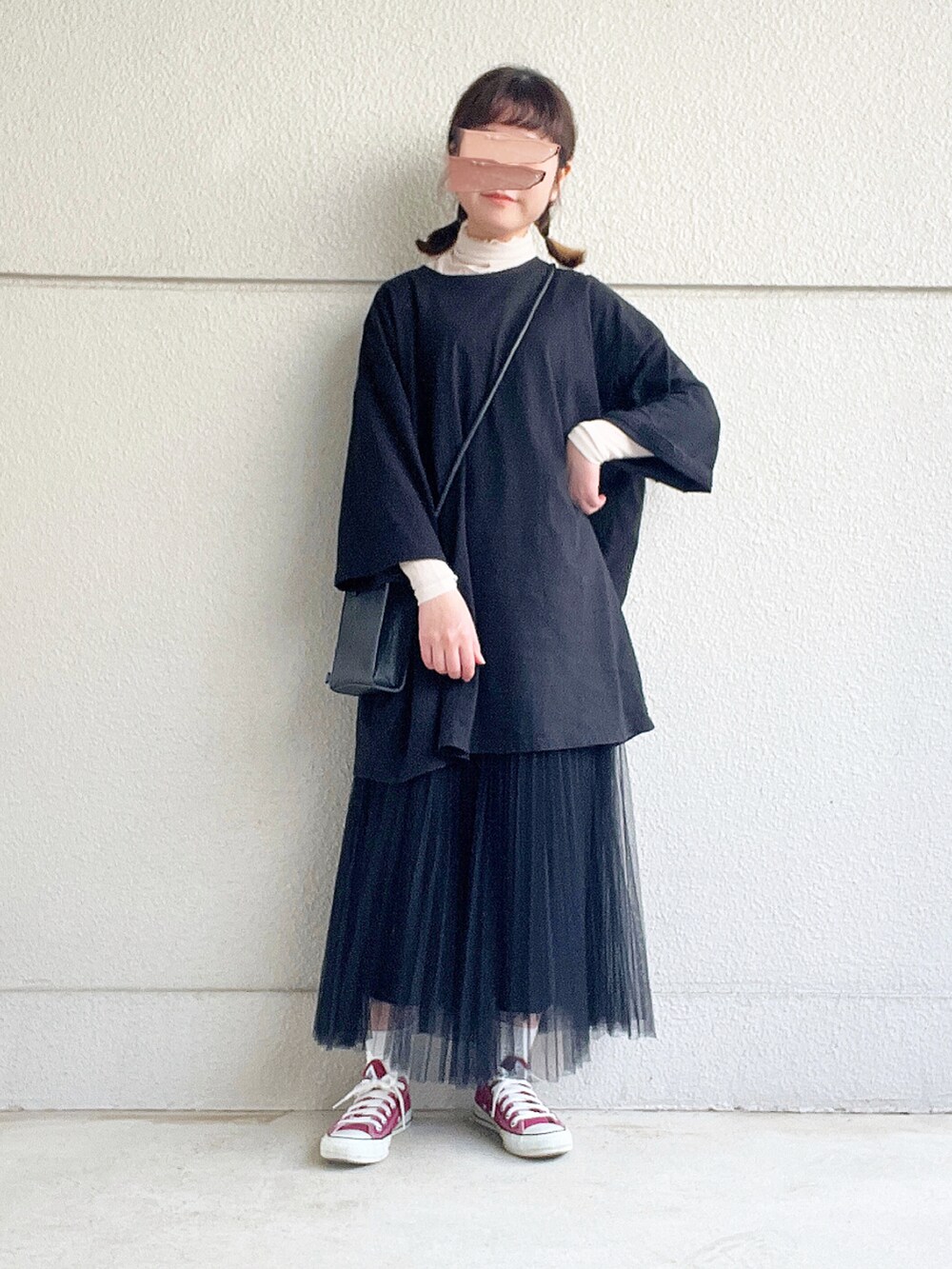 ブラック系のTシャツ/カットソー、ホワイト系のTシャツ/カットソー、ブラック系のスカートを着用したレディースの冬コーディネートの2枚目の写真