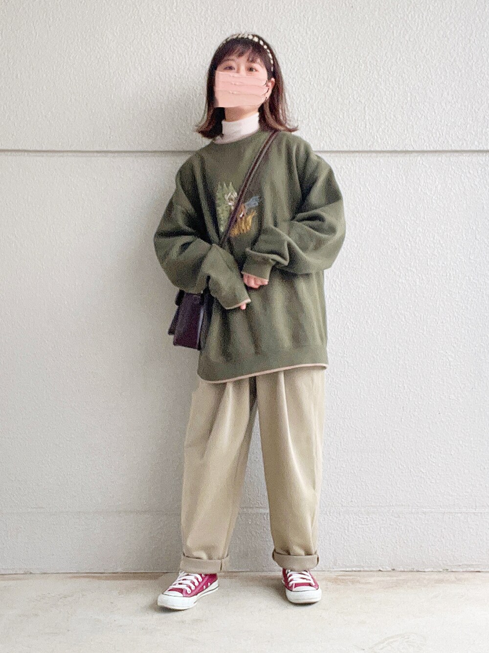 グリーン系のスウェット、ホワイト系のTシャツ/カットソー、グリーン系のその他パンツを着用したレディースの冬コーディネートの4枚目の写真