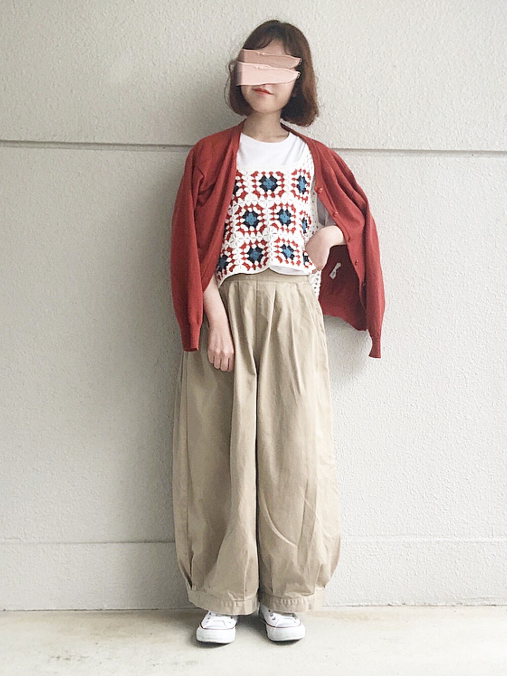 ホワイト系のTシャツ/カットソー、ホワイト系のニット/セーター、ベージュ系のその他パンツを着用したレディースの秋コーディネートの2枚目の写真