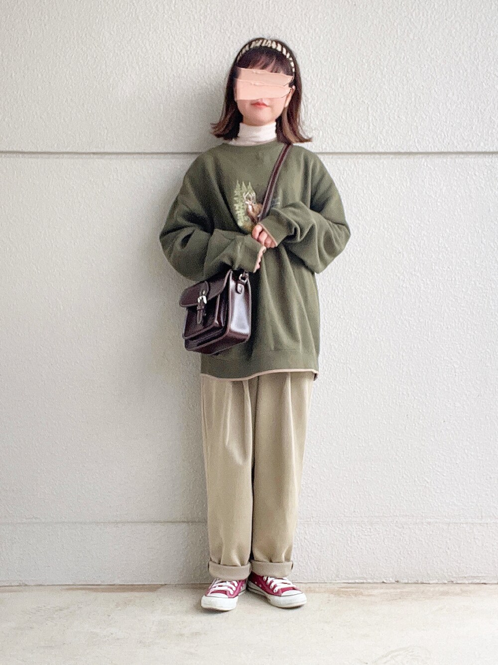 グリーン系のスウェット、ホワイト系のTシャツ/カットソー、グリーン系のその他パンツを着用したレディースの冬コーディネートの2枚目の写真