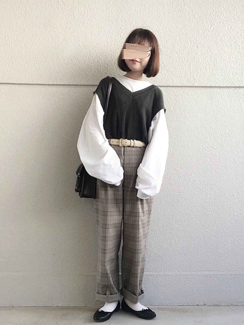 ホワイト系のTシャツ/カットソー、グリーン系のベスト、グレー系のその他パンツを着用したレディースの秋コーディネートの2枚目の写真