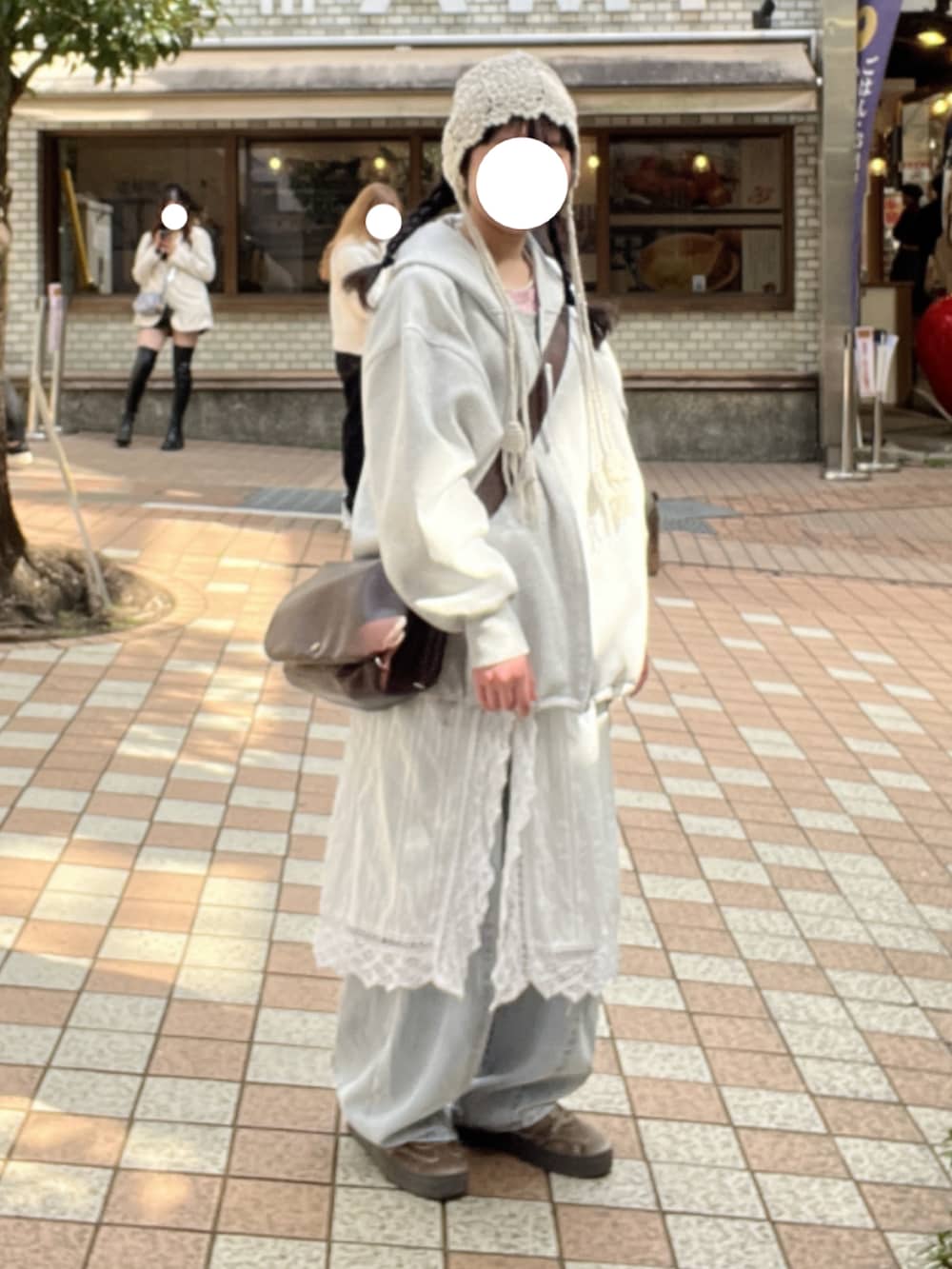 グレー系のパーカー、グレー系のTシャツ/カットソー、ホワイト系のスカートを着用したレディースの夏コーディネートの2枚目の写真