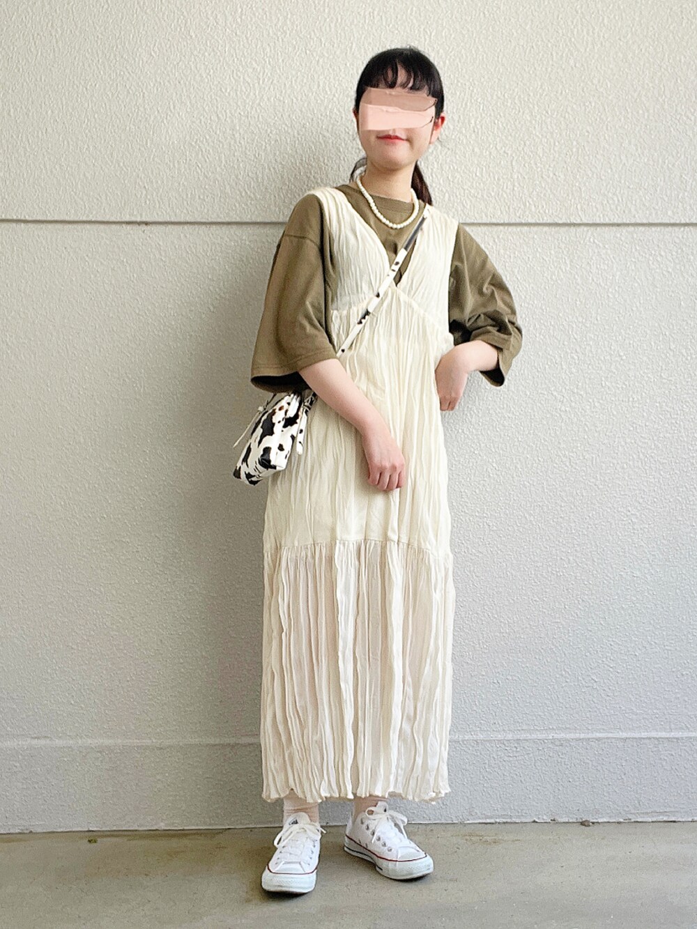 グリーン系のTシャツ/カットソー、ホワイト系のワンピース、その他のショルダーバッグを着用したレディースの夏コーディネートの2枚目の写真