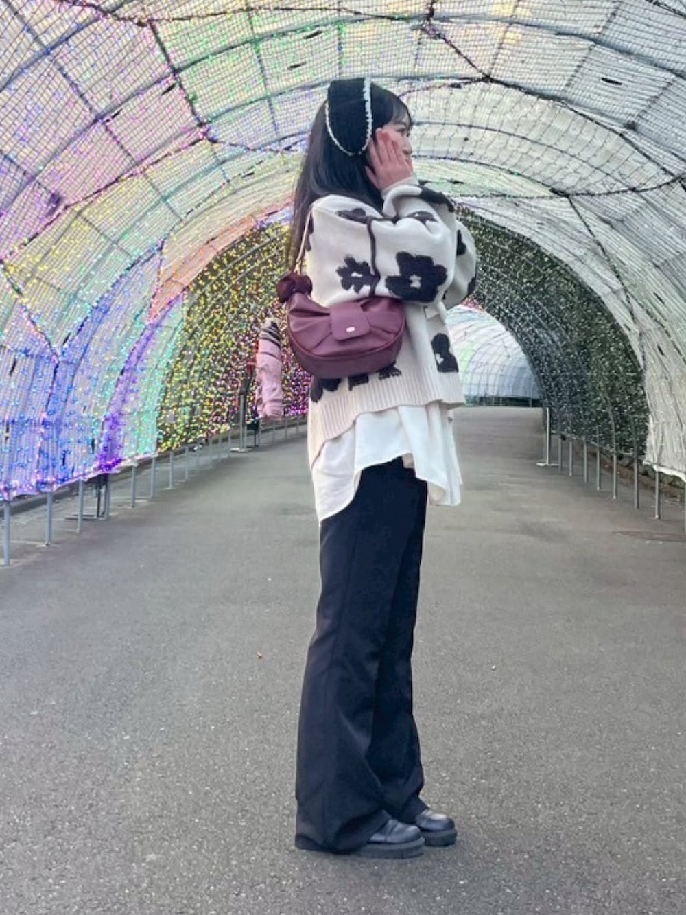 ベージュ系のニット/セーター、ホワイト系のシャツ/ブラウス、ブラック系のパンツを着用したレディースの冬コーディネートの2枚目の写真