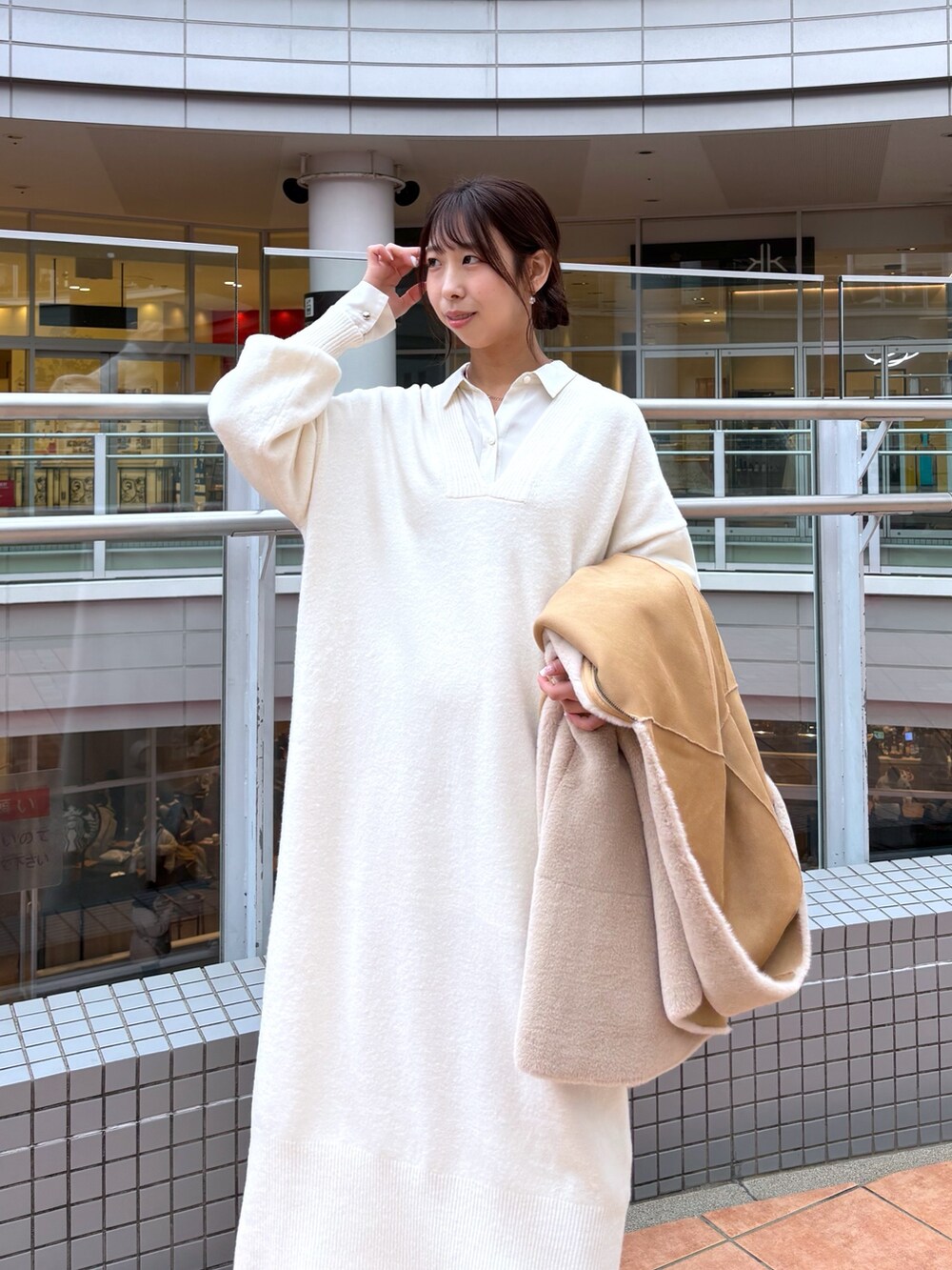 ホワイト系のワンピース、ホワイト系のシャツ/ブラウス、ベージュ系のその他アウターを着用したレディースの冬コーディネートの4枚目の写真