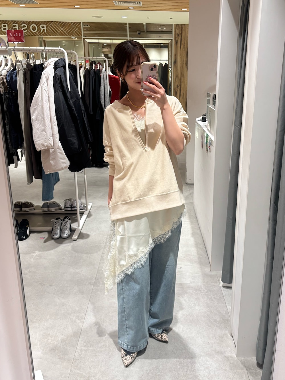 ホワイト系のスウェット、ホワイト系のシャツ/ブラウス、ブルー系のデニムパンツを着用したレディースの冬コーディネートの4枚目の写真