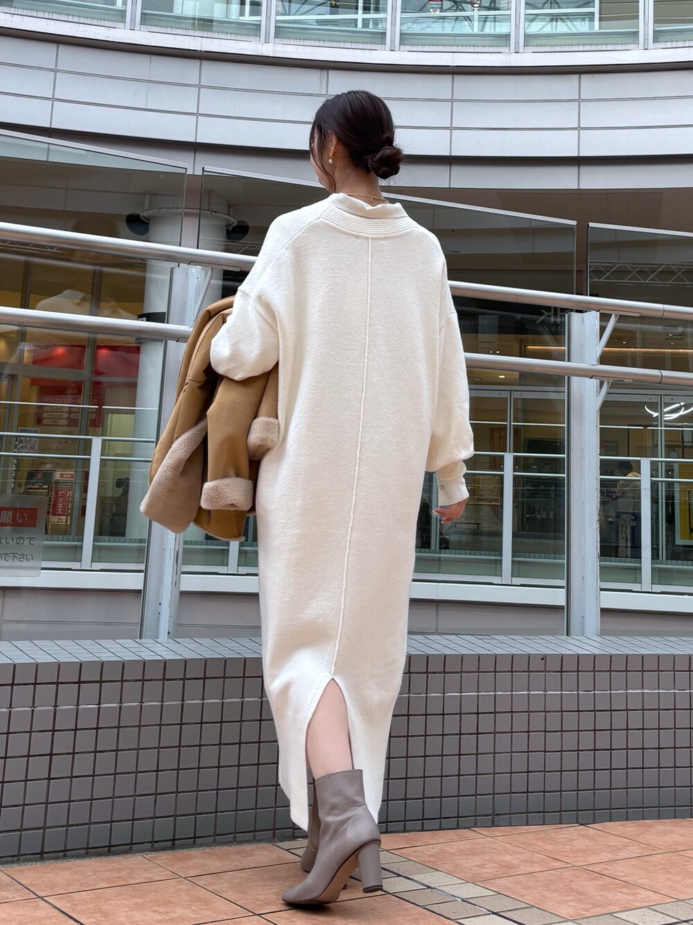 ホワイト系のワンピース、ホワイト系のシャツ/ブラウス、ベージュ系のその他アウターを着用したレディースの冬コーディネートの3枚目の写真