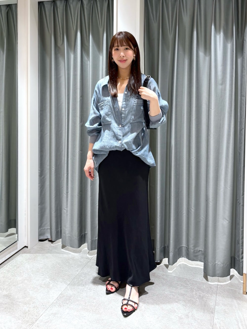 ブラック系のスカート、ブルー系のシャツ/ブラウス、ホワイト系のTシャツ/カットソーを着用したレディースの夏コーディネートの5枚目の写真