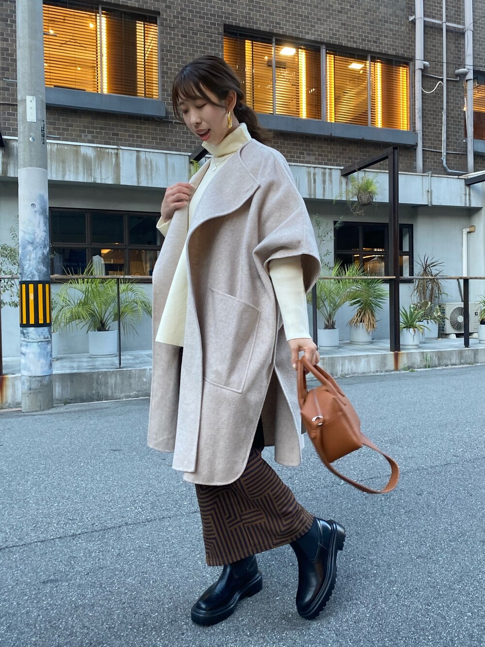 「秋コーデ、きれいめカジュアル、ポンチョコート、ポンチョニット、休日コーデ、大人かわいい、淡色女子、骨格ウェーブ、ボストンバッグ、レイヤードスタイル、ニットコーデ、ウールコート、WEARハロウィン2022、オトナ女子」｜「DouDouのポンチョコート（ポンチョ、ベージュ系）」を使った、naoさん（レディース・162cm）の秋コーディネートの2枚目の写真