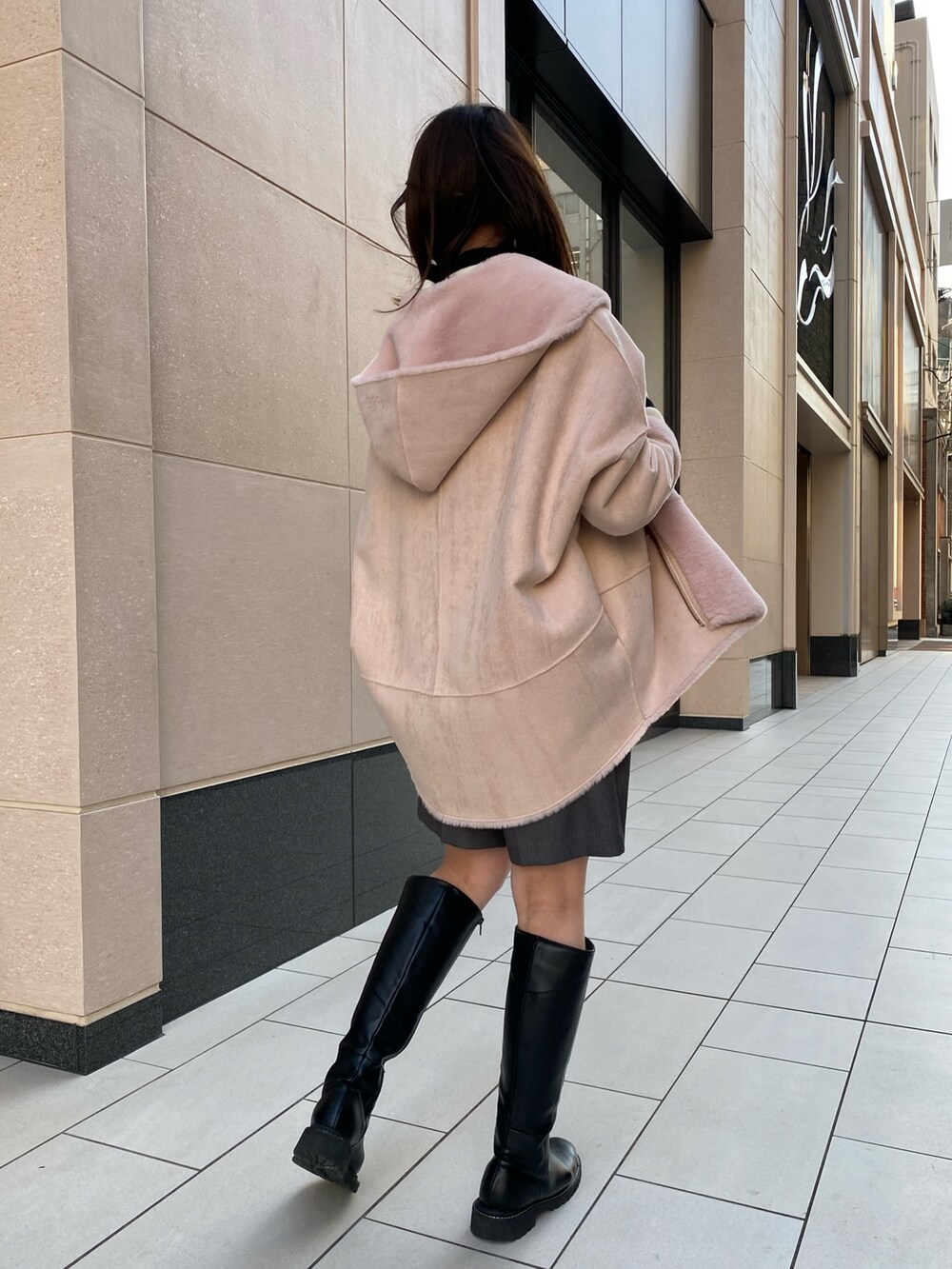 ホワイト系のショルダーバッグ、ピンク系のその他アウター、ホワイト系のニット/セーターを着用したレディースの冬コーディネートの3枚目の写真