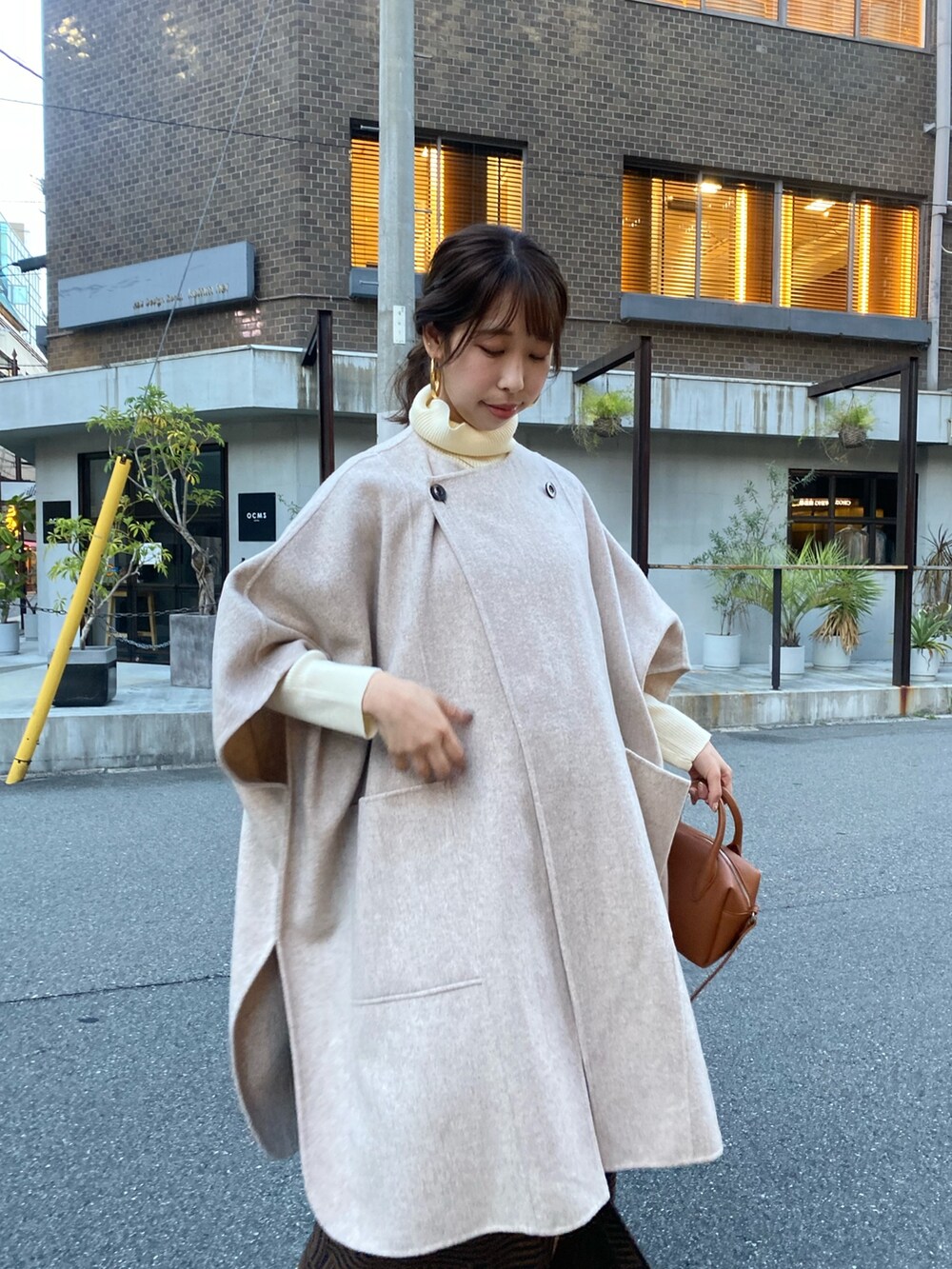 「秋コーデ、きれいめカジュアル、ポンチョコート、ポンチョニット、休日コーデ、大人かわいい、淡色女子、骨格ウェーブ、ボストンバッグ、レイヤードスタイル、ニットコーデ、ウールコート、WEARハロウィン2022、オトナ女子」｜「DouDouのポンチョコート（ポンチョ、ベージュ系）」を使った、naoさん（レディース・162cm）の秋コーディネートの4枚目の写真