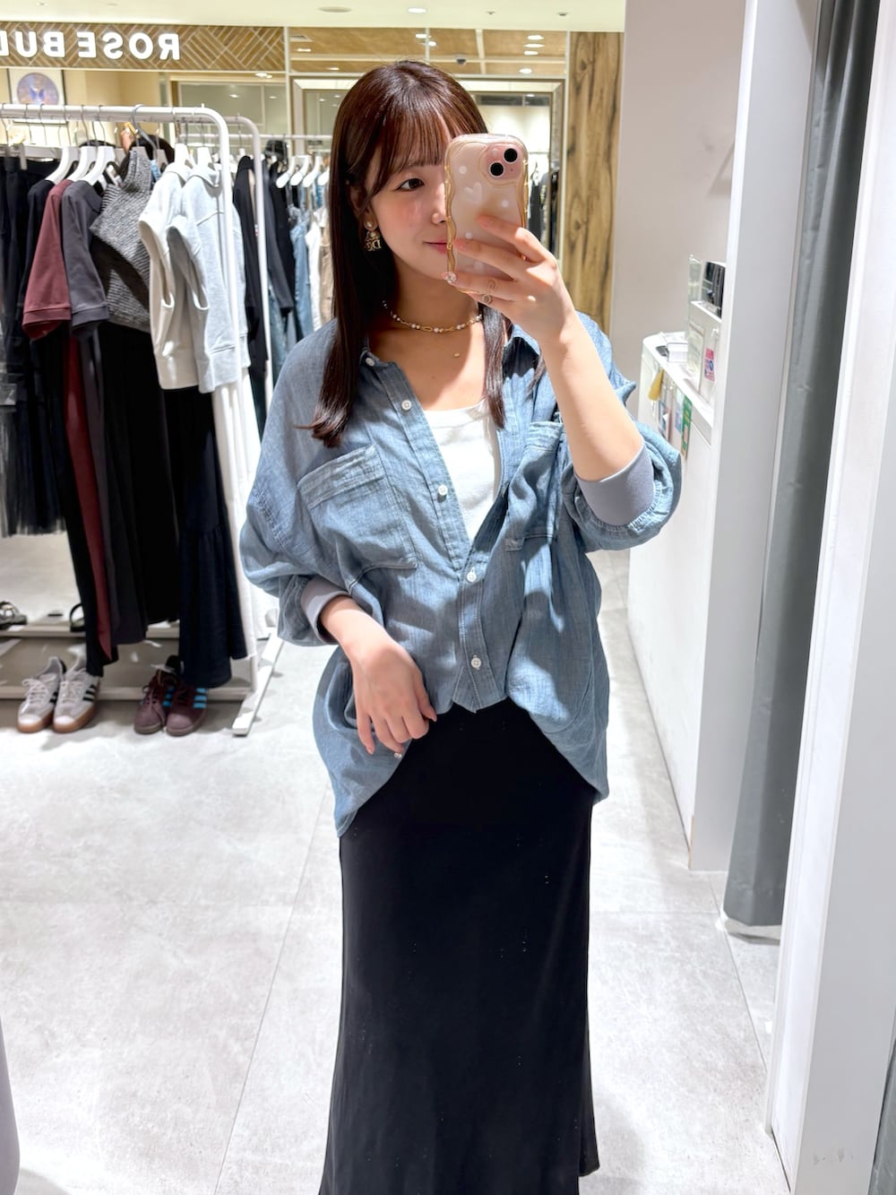 ブラック系のスカート、ブルー系のシャツ/ブラウス、ホワイト系のTシャツ/カットソーを着用したレディースの夏コーディネートの4枚目の写真