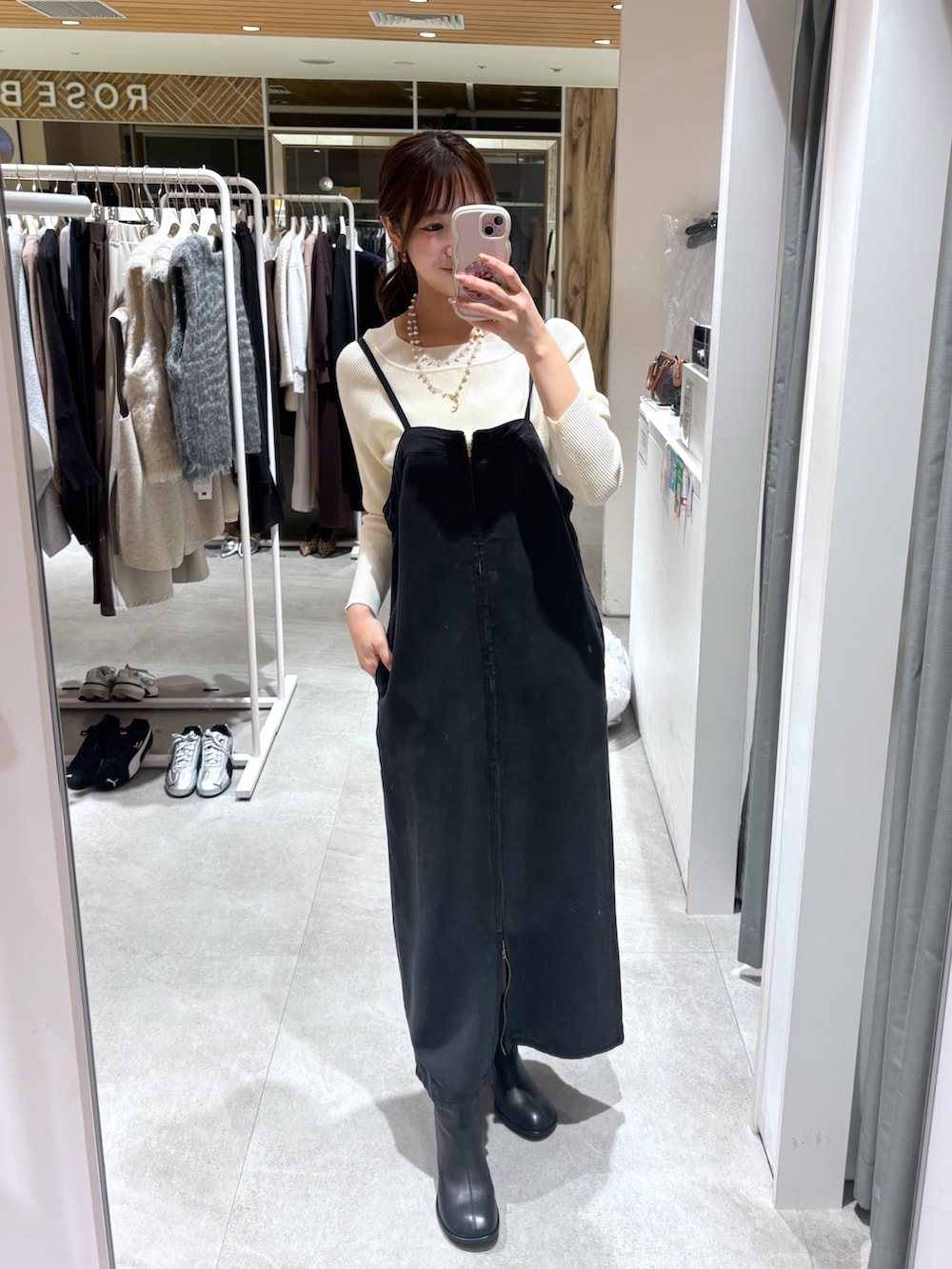 ホワイト系のその他アウター、ブラック系のワンピース、ホワイト系のニット/セーターを着用したレディースの秋コーディネートの4枚目の写真