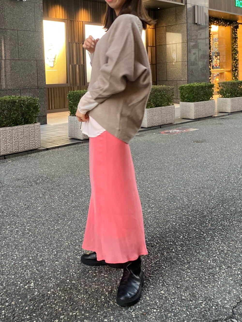 ブルー系のニット/セーター、ホワイト系のショルダーバッグ、ホワイト系のTシャツ/カットソーを着用したレディースの冬コーディネートの2枚目の写真