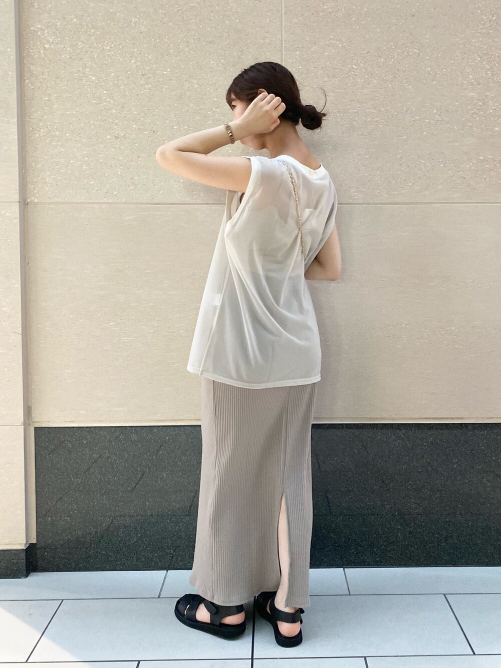 ブラック系のショルダーバッグ、グレー系のワンピース、ブラック系のサンダルを着用したレディースの夏コーディネートの2枚目の写真