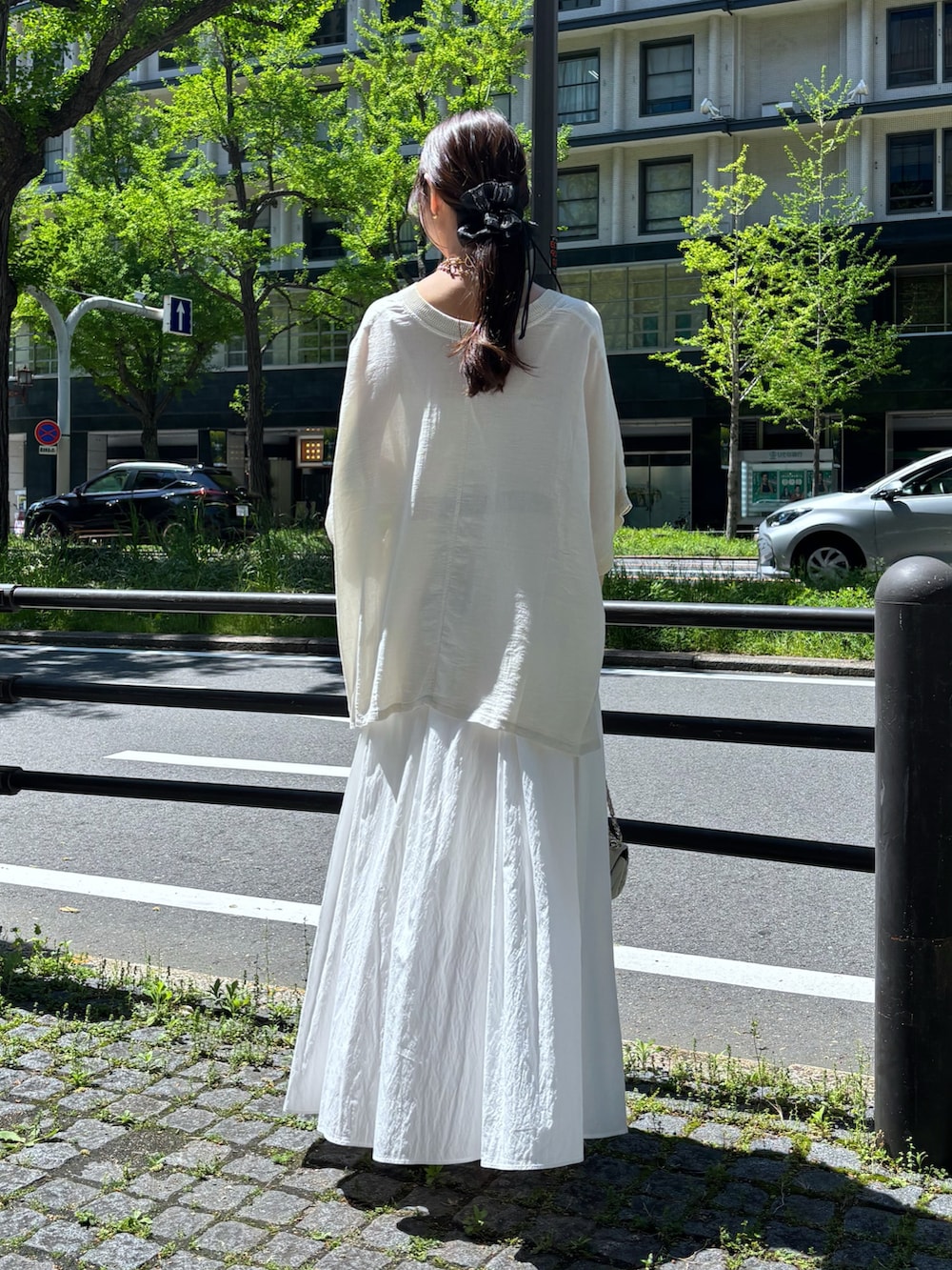 ホワイト系のTシャツ/カットソー、ホワイト系のスカートを着用したレディースの春コーディネートの3枚目の写真