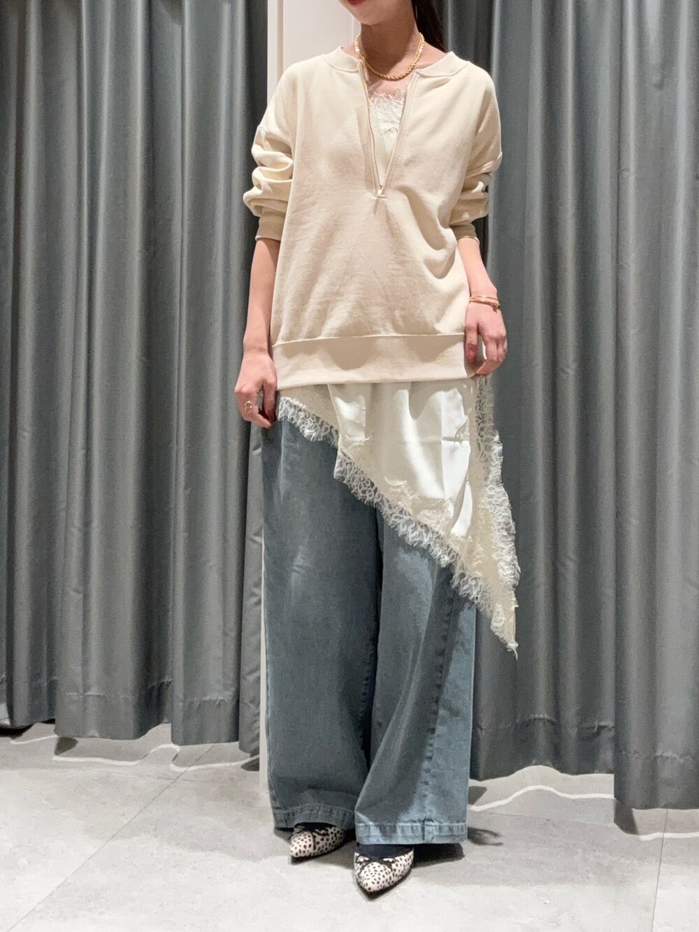 ホワイト系のスウェット、ホワイト系のシャツ/ブラウス、ブルー系のデニムパンツを着用したレディースの冬コーディネートの3枚目の写真