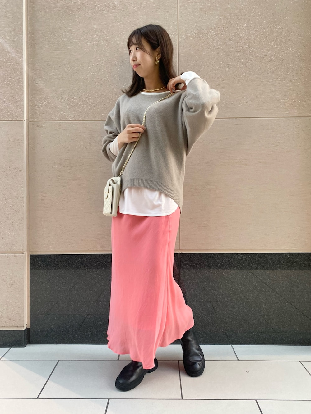 ブルー系のニット/セーター、ホワイト系のショルダーバッグ、ホワイト系のTシャツ/カットソーを着用したレディースの冬コーディネートの3枚目の写真