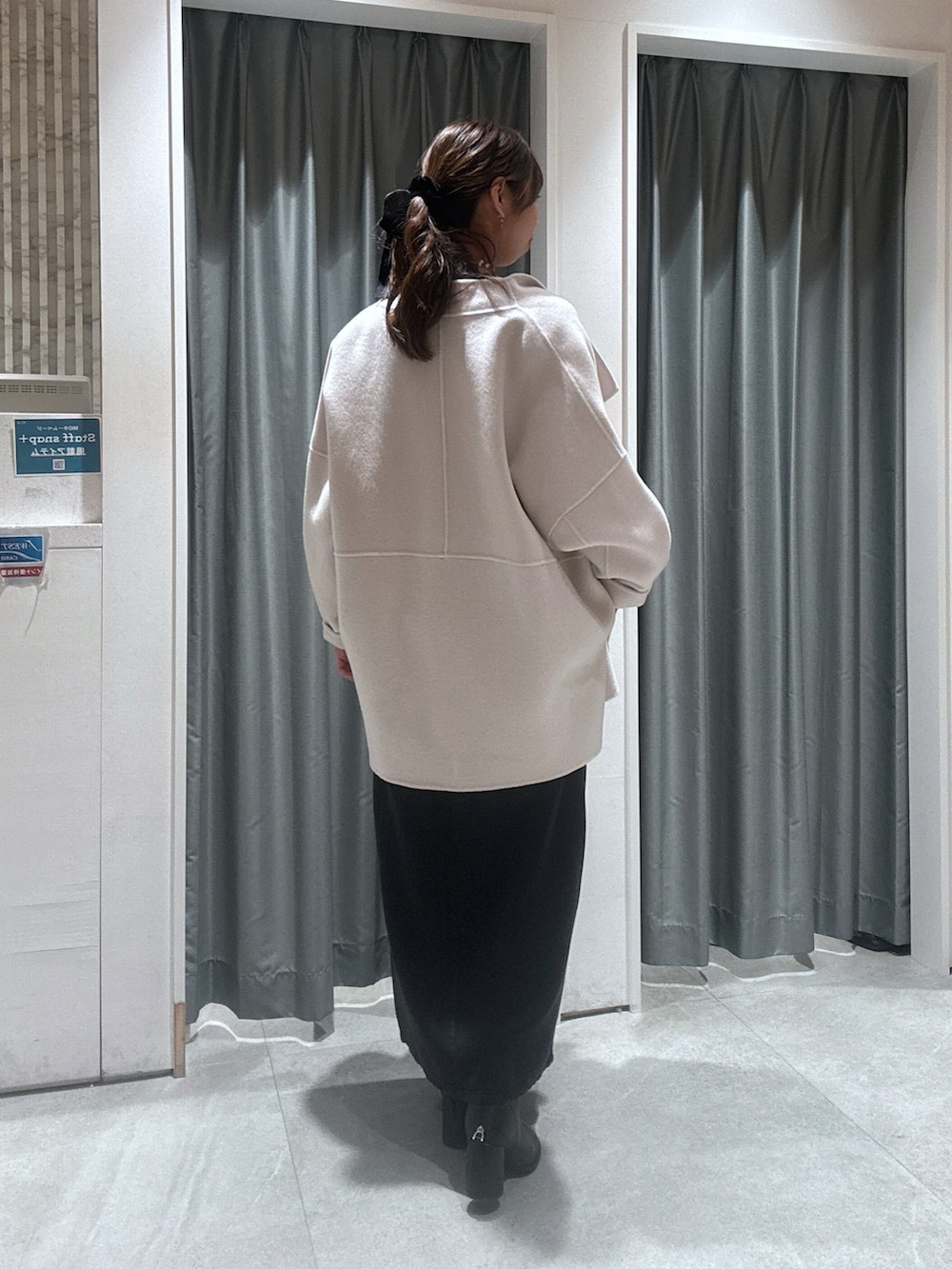 ホワイト系のその他アウター、ブラック系のワンピース、ホワイト系のニット/セーターを着用したレディースの秋コーディネートの2枚目の写真