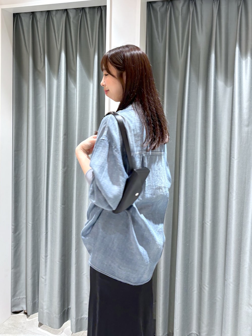 ブラック系のスカート、ブルー系のシャツ/ブラウス、ホワイト系のTシャツ/カットソーを着用したレディースの夏コーディネートの3枚目の写真