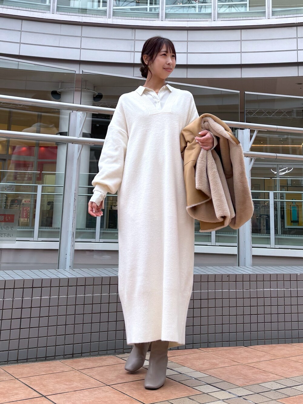 ホワイト系のワンピース、ホワイト系のシャツ/ブラウス、ベージュ系のその他アウターを着用したレディースの冬コーディネートの2枚目の写真