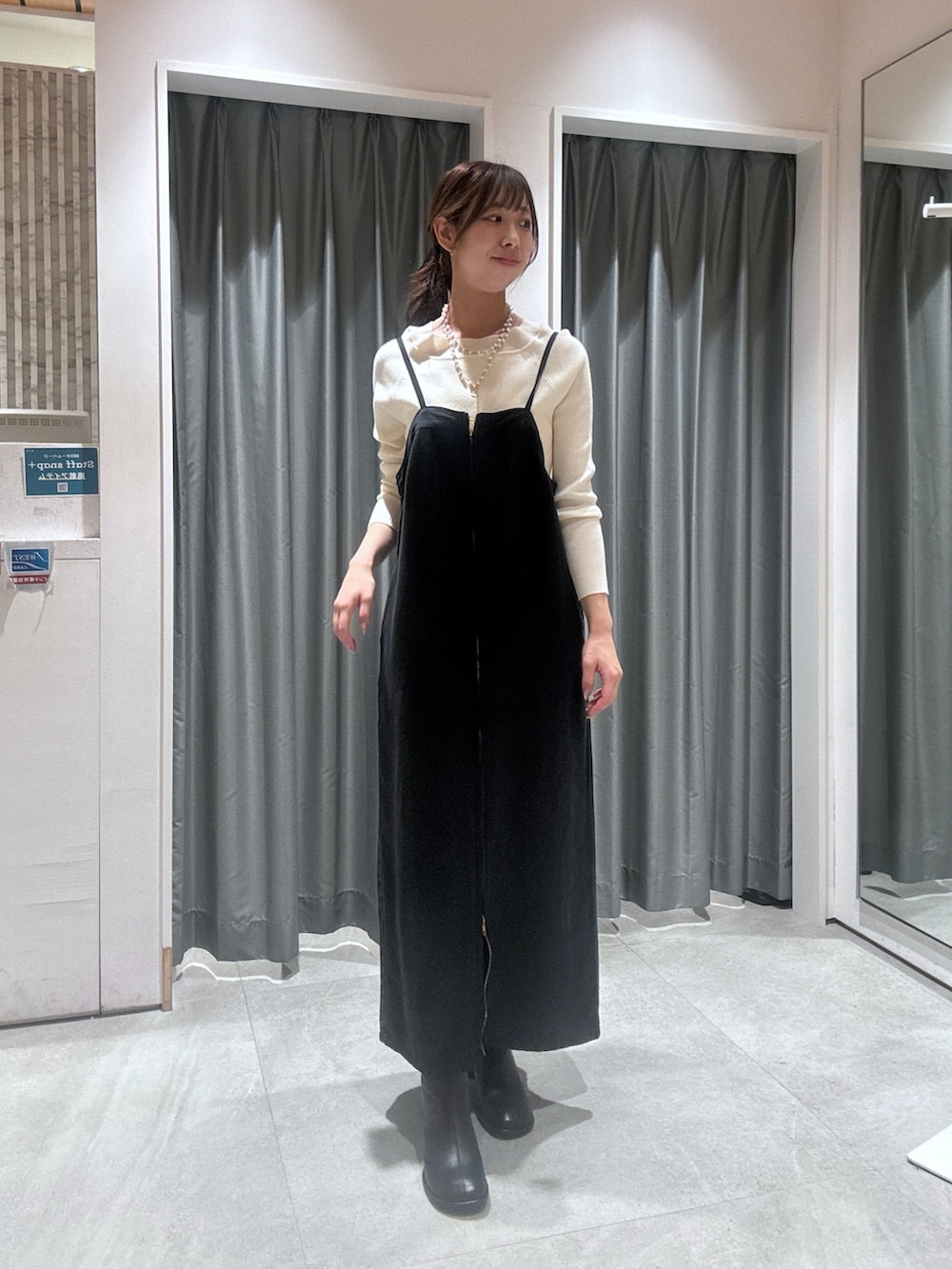 ホワイト系のその他アウター、ブラック系のワンピース、ホワイト系のニット/セーターを着用したレディースの秋コーディネートの3枚目の写真