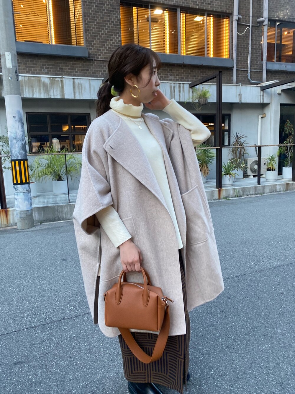 「秋コーデ、きれいめカジュアル、ポンチョコート、ポンチョニット、休日コーデ、大人かわいい、淡色女子、骨格ウェーブ、ボストンバッグ、レイヤードスタイル、ニットコーデ、ウールコート、WEARハロウィン2022、オトナ女子」｜「DouDouのポンチョコート（ポンチョ、ベージュ系）」を使った、naoさん（レディース・162cm）の秋コーディネートの3枚目の写真