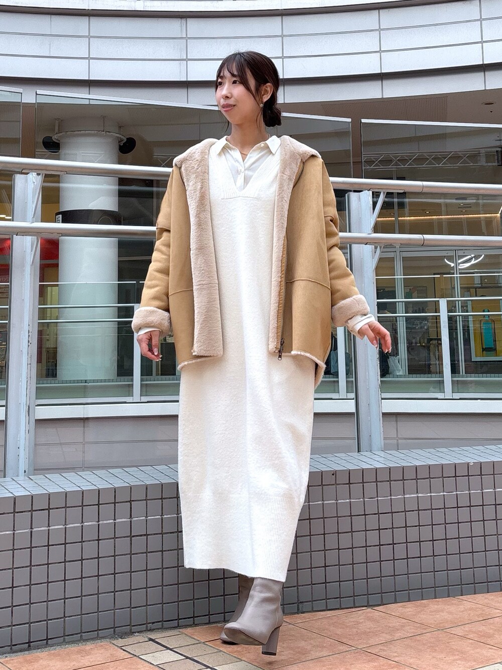 ホワイト系のワンピース、ホワイト系のシャツ/ブラウス、ベージュ系のその他アウターを着用したレディースの冬コーディネートの5枚目の写真