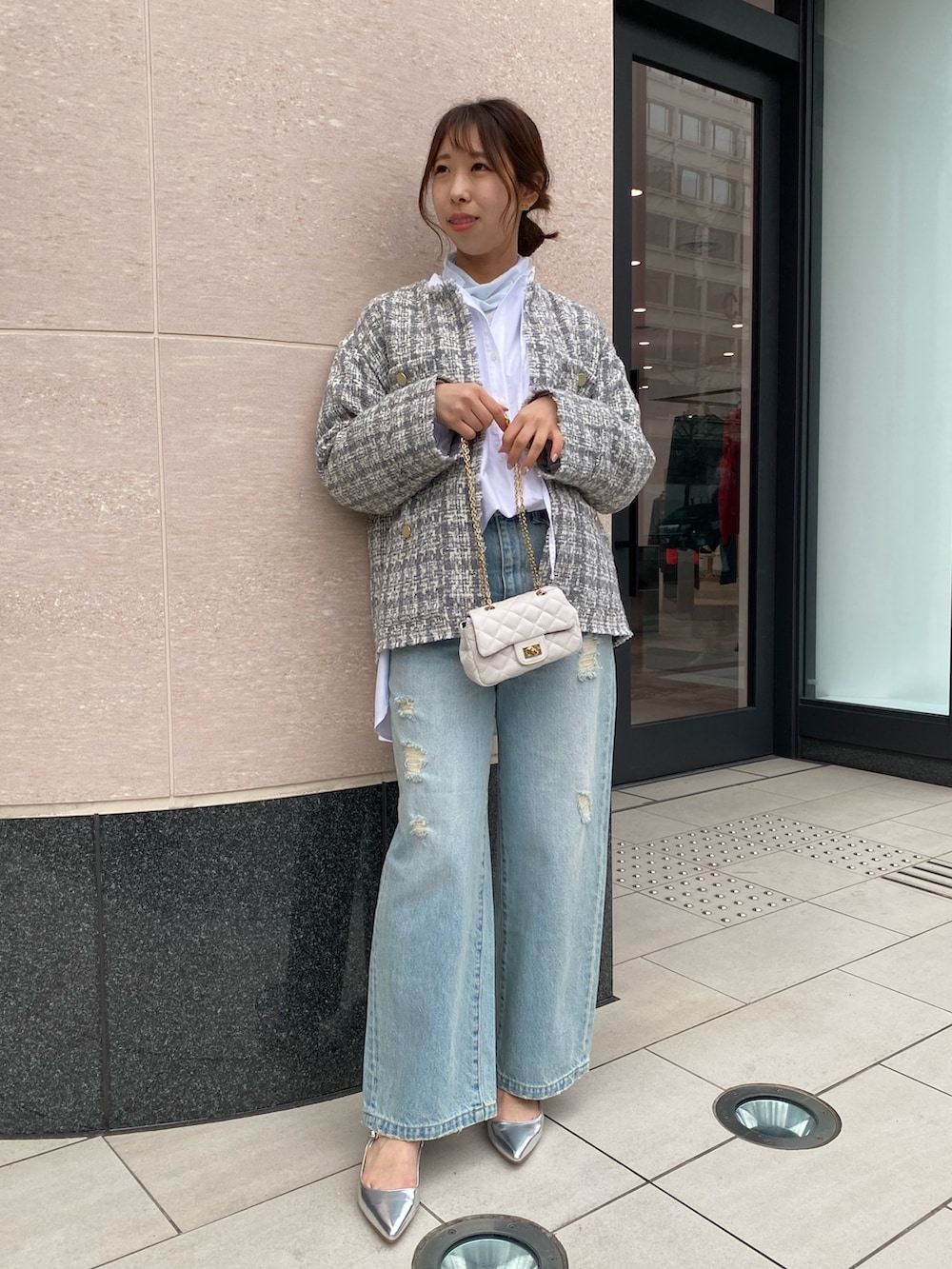 グレー系のノーカラージャケット、ホワイト系のシャツ/ブラウス、ブルー系のTシャツ/カットソーを着用したレディースの冬コーディネートの3枚目の写真