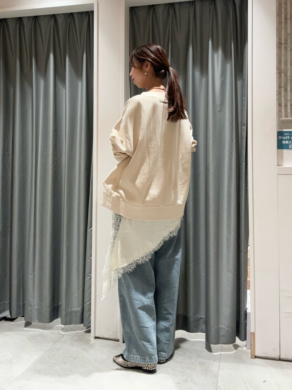 ホワイト系のスウェット、ホワイト系のシャツ/ブラウス、ブルー系のデニムパンツを着用したレディースの冬コーディネートの2枚目の写真