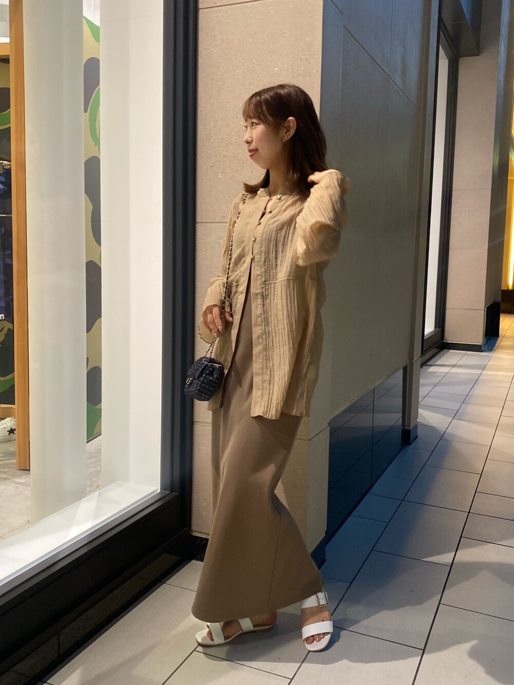 ベージュ系のワンピース、ブラック系のトートバッグを着用したレディースの夏コーディネートの4枚目の写真