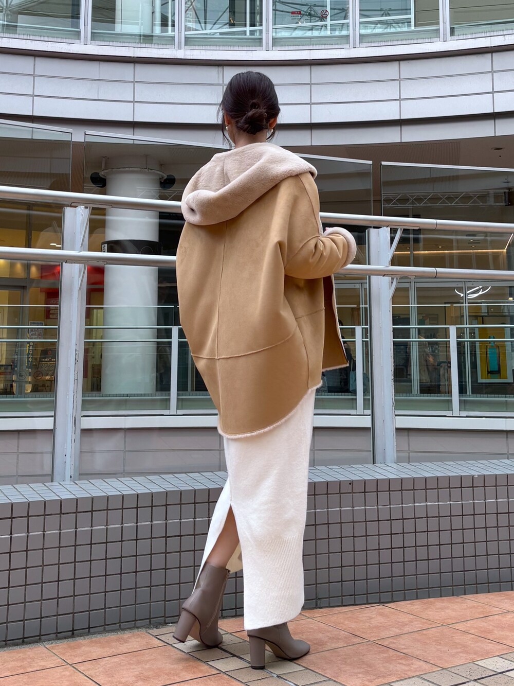 ホワイト系のワンピース、ホワイト系のシャツ/ブラウス、ベージュ系のその他アウターを着用したレディースの冬コーディネートの6枚目の写真